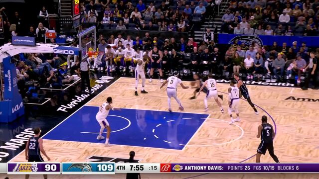 伍德与浓眉连续封盖小瓦格纳 老詹反击攻筐得手