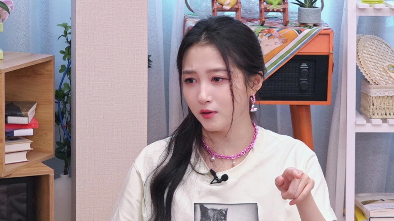 毛雪汪丨关晓彤直播玩游戏,网友爆笑吐槽:这台本吴彤写的吧