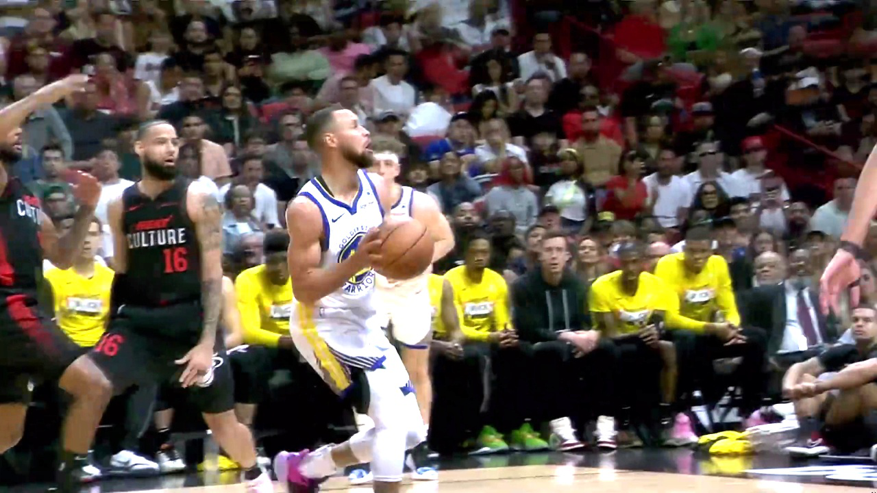 库里1v2强突篮下 潇洒抛投命中