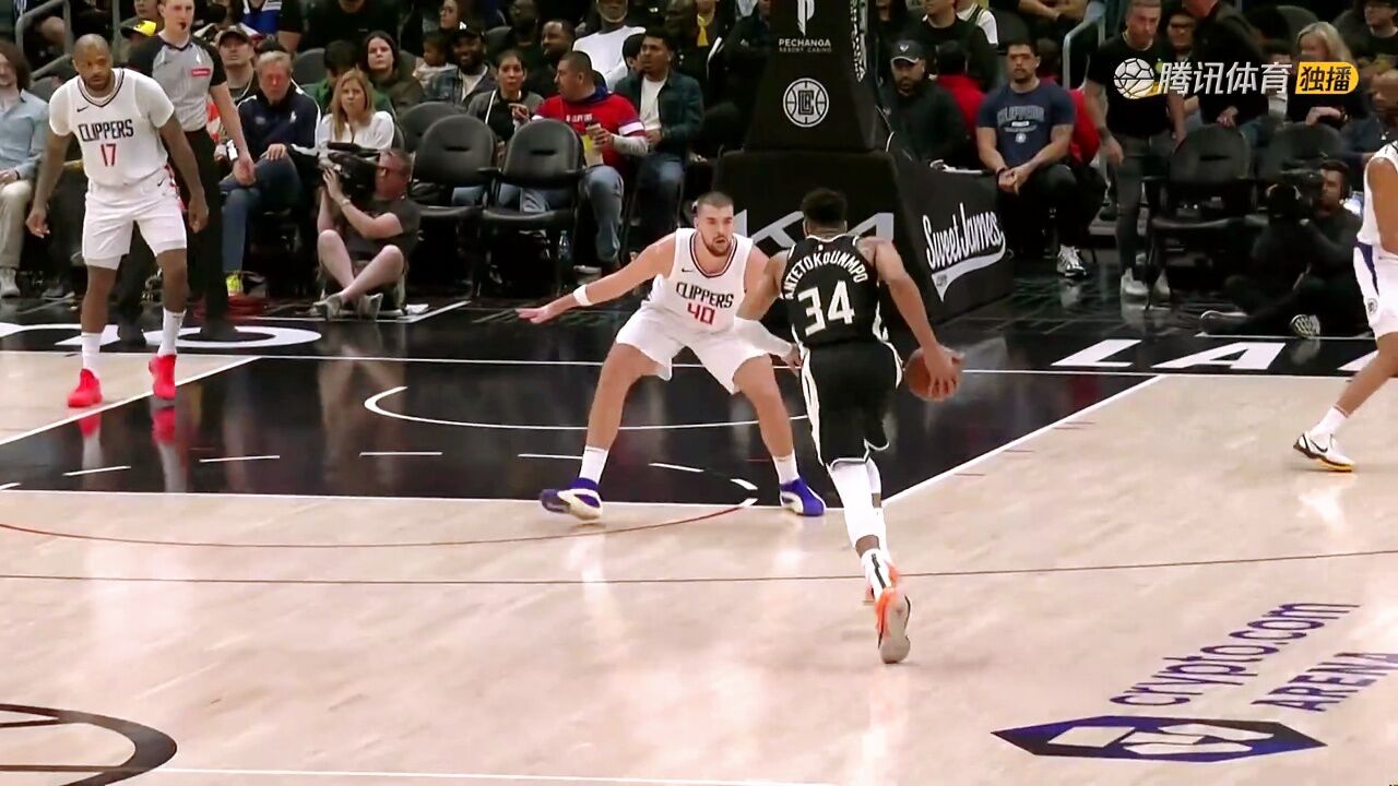 nba:字母哥迈开长腿 欧洲步上篮晃晕祖巴茨