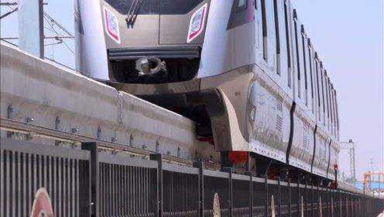 国内首列跨座式单轨列车下线_高清