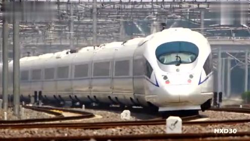 实拍CRH380BL型高铁列车进北京南站