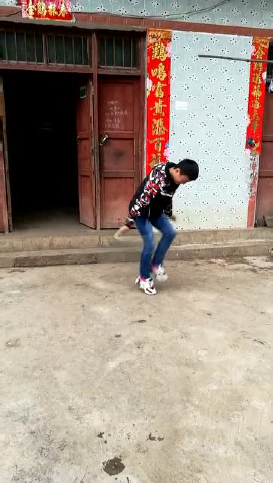 挑战不可能:岑小林回贵州紫云老家为村民展示跳绳绝技!