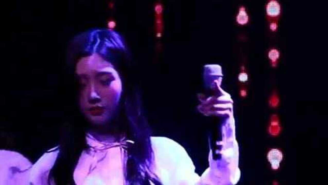 囧！韩女团台上胸垫滑落一脸的尴尬，露出大肚子_高清
