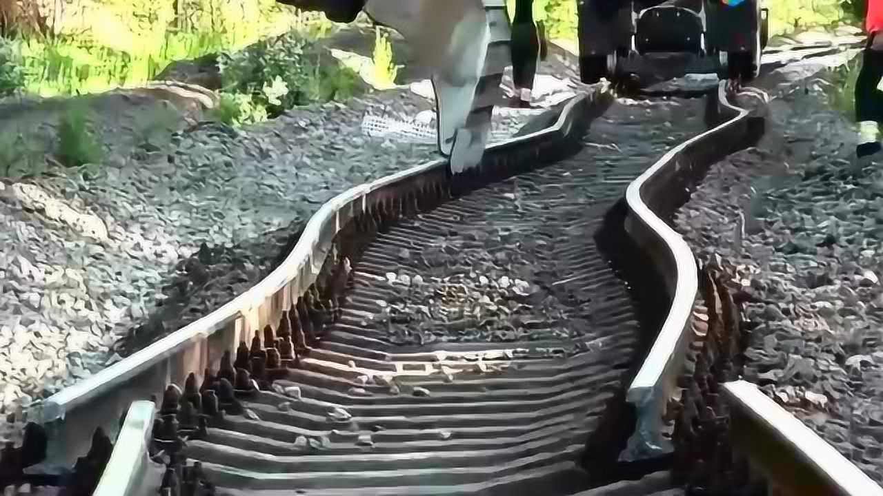2017年6月15日发布03:11铁轨严重弯曲变形 铁路工人是怎样处理的为你