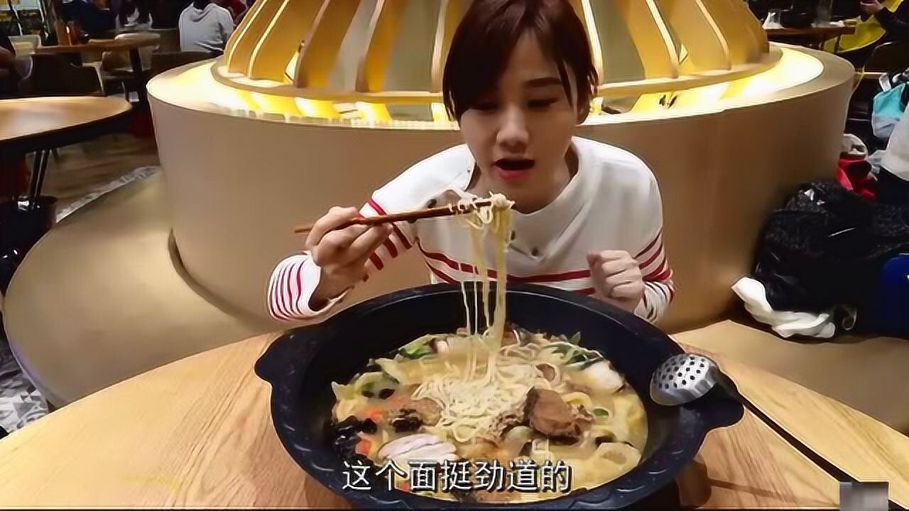 大胃王密子君挑战上海最大的碗面直径44cm满满的都是料