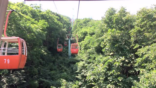 本溪平顶山公园索道缆车风光