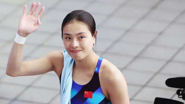 美女运动员在跳台准备高难度倒立跳水,结果尴尬了