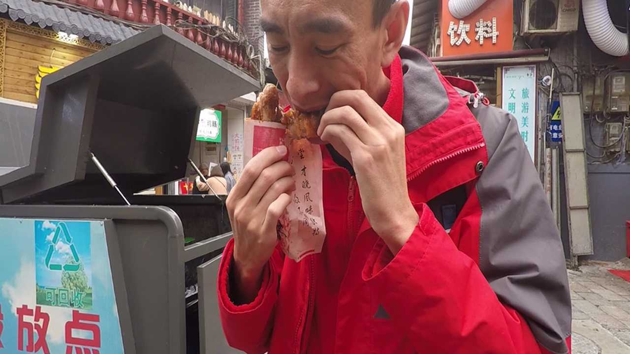 一般为你推荐自动连播04:03挑战一天只吃5块钱圆形的食物,辣条是圆的?