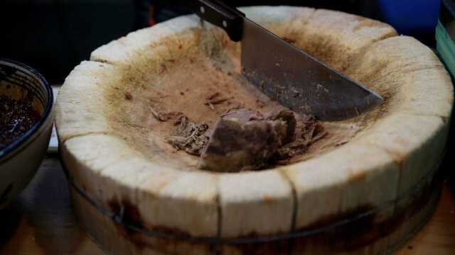 剁肉的圆木墩子剁出那么大的坑,剁下来的木屑是不是都夹到馍里了