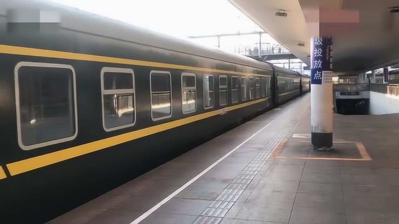 又快到春运的日子 k82次列车广州到西安 进入广州火车站站台待客