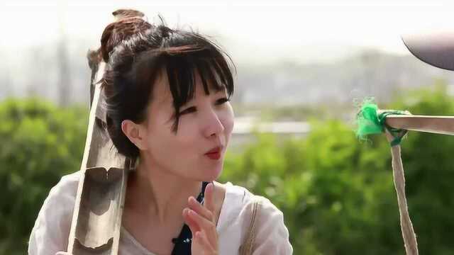 cctv10美女记者陈晨挑起100多斤天然海盐险摔倒