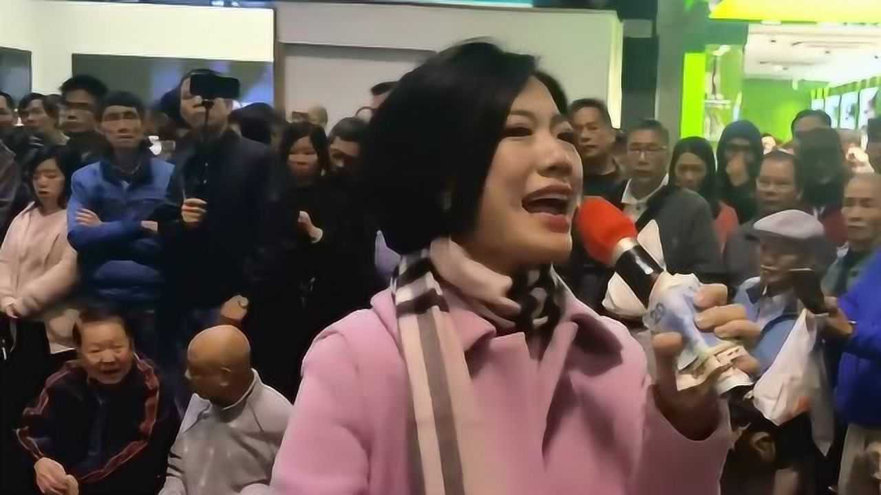 街头艺人小龙女演唱归来吧多得他月亮代表我的心