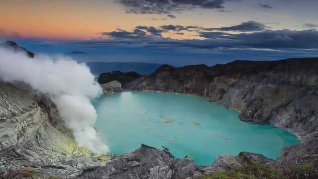 卡瓦伊真火山因富含硫磺而成為著名的旅遊景點,火山風光更是壯麗