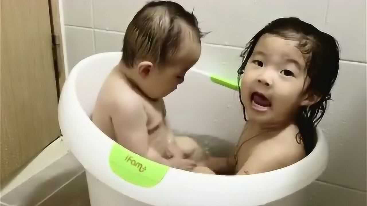 姐姐和弟弟在桶里洗澡，姐姐抱着弟弟亲个不停，哈哈弟有些不情愿_腾讯视频