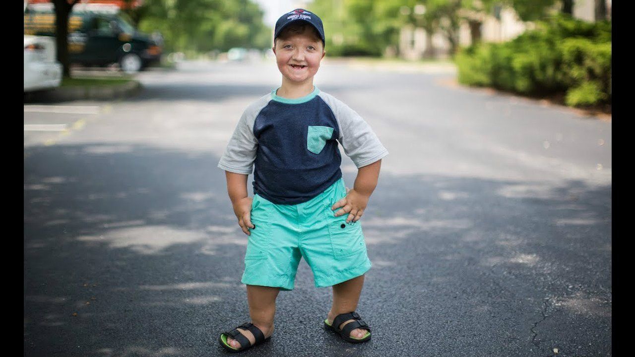 11岁小孩患侏儒症身高只有0.96米 仍坚强面对人生