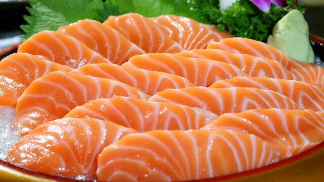 云南丽江蓝月谷美轮美奂,雪山山泉水孕育的三文鱼鱼生更是美味