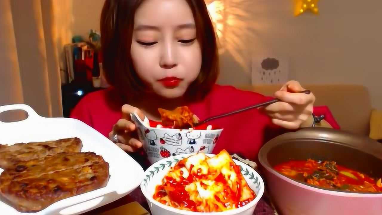 韩国大胃王欧尼吃泡菜汤和烤肉,吃的津津有味