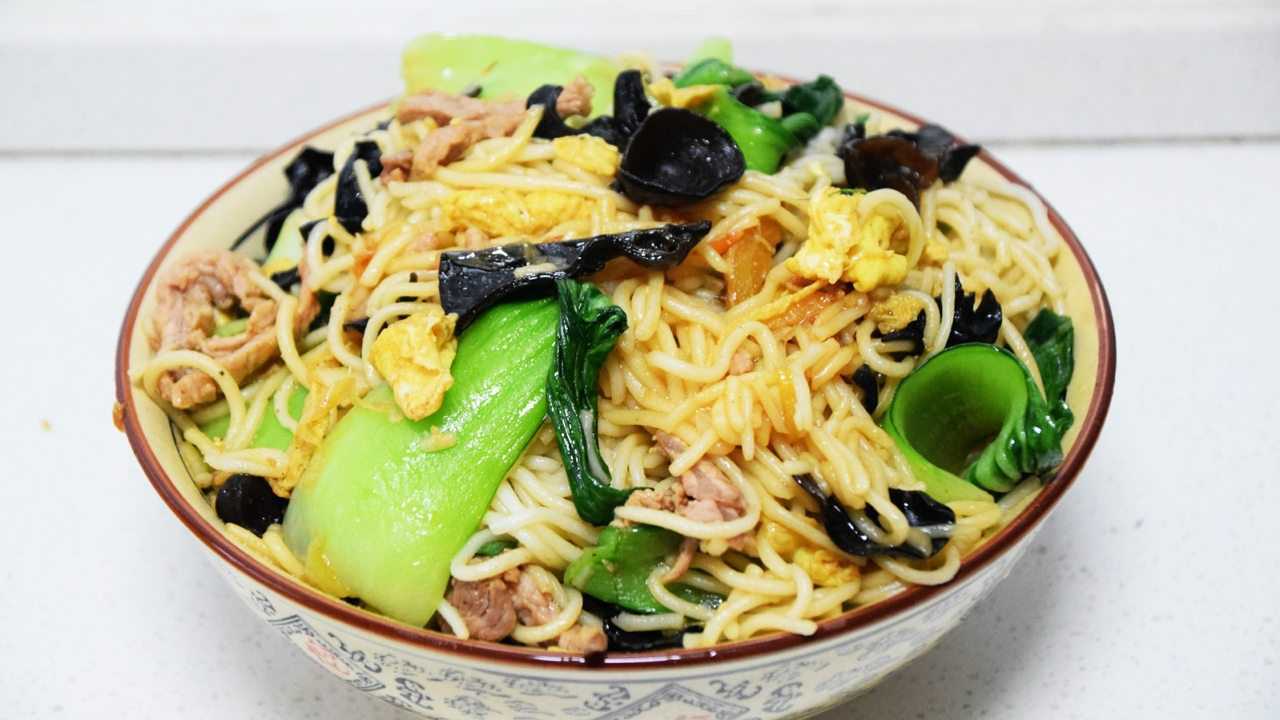 一分钟教你做木须肉炒面,简单易学,营养丰富