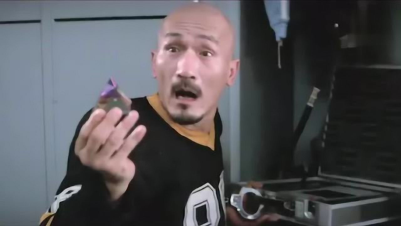 香港电影：叶倩文被追躲进男厕所刚好遇到光头佬和金刚许冠杰！_腾讯视频