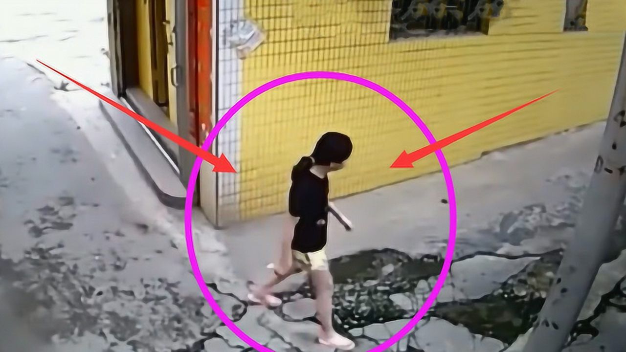 年轻女子去上公厕，万万没想到外面男子竟做出无耻的行为_腾讯视频