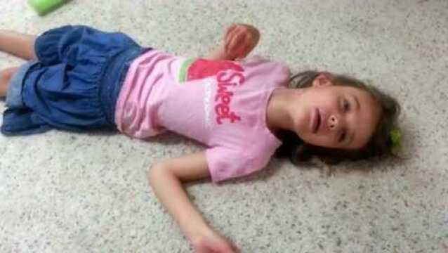 6岁女孩癫痫发作倒地抽搐痛苦不堪爸爸用手机记录下全过