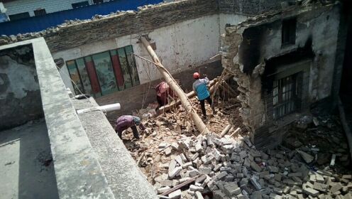 家乡丨拆旧房盖新房（二）豫北农村拆房现场的女农民工