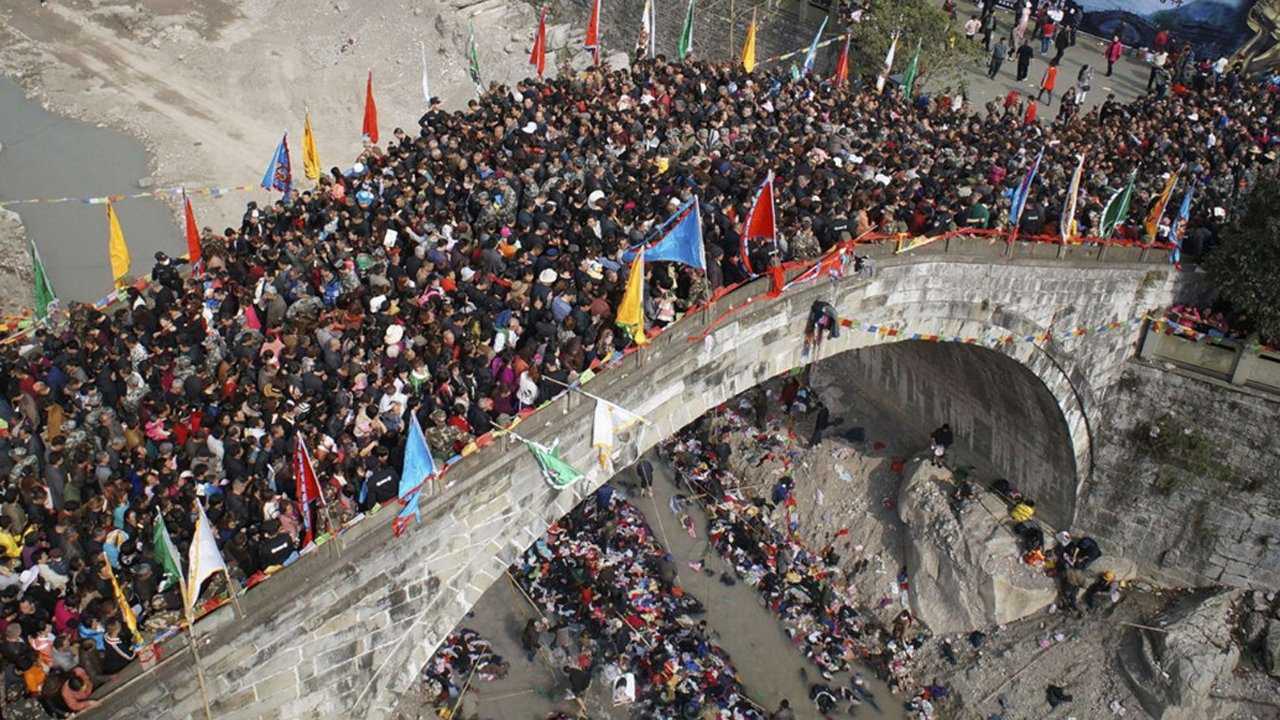 无人机航拍四川绵阳的踩桥会一天10万人踩过同一座桥