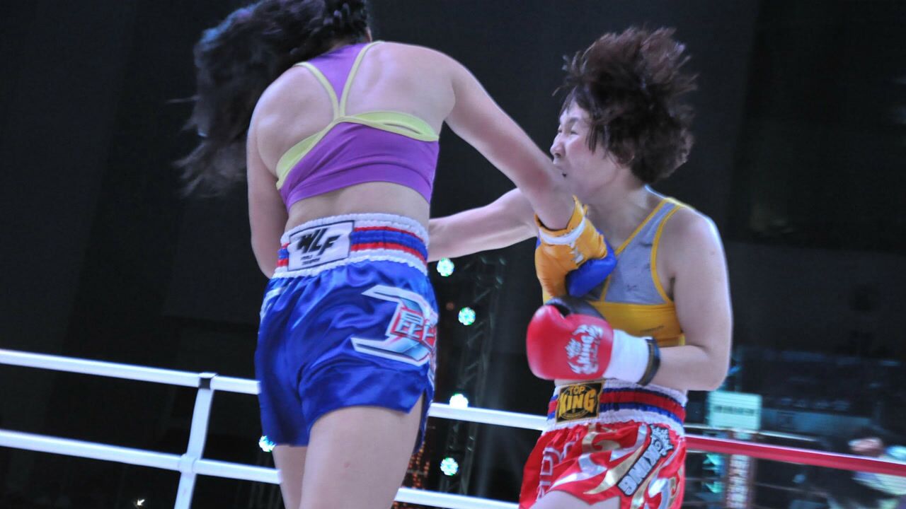 蒙古女将打急眼猛扑硬怼,警花王燕一脚踹脸重拳疯狂砸头大获全胜