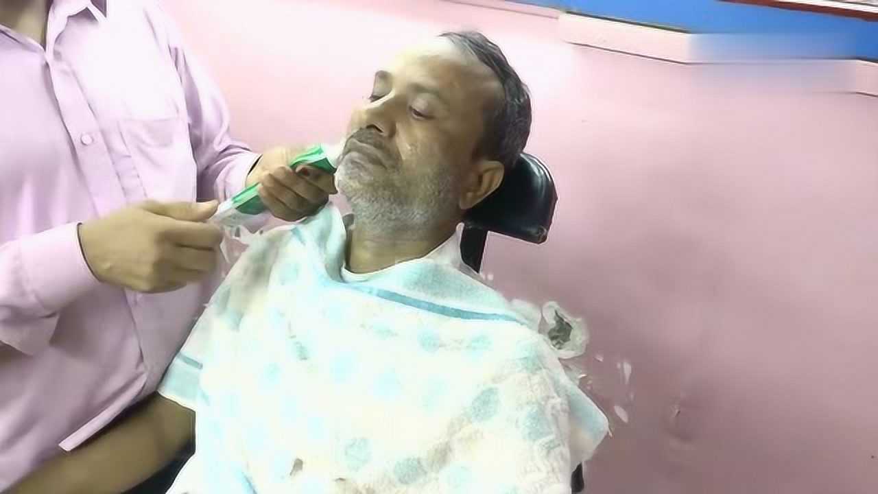 印度大叔去理发店刮胡子,干干净净的样子看着贼帅!