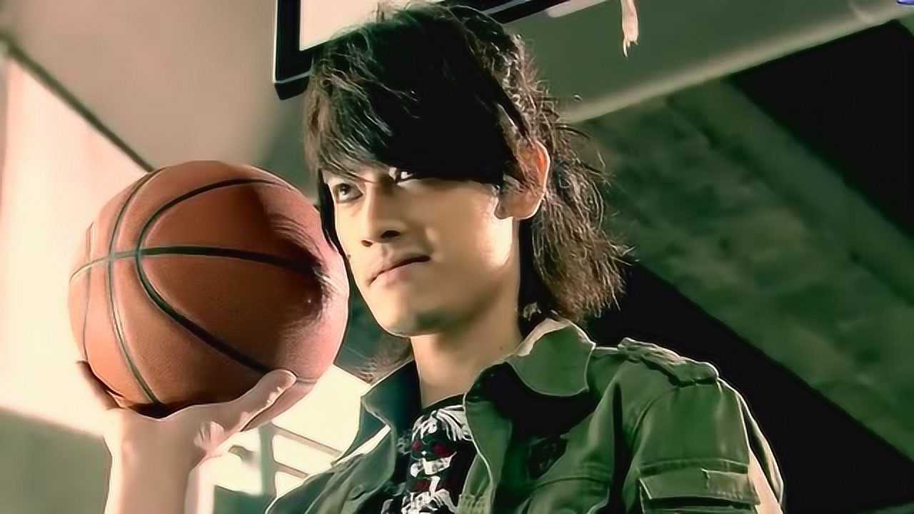 篮球火:罗志祥和残打篮球,而残的打法就像玩命,还好球魁及时阻拦!