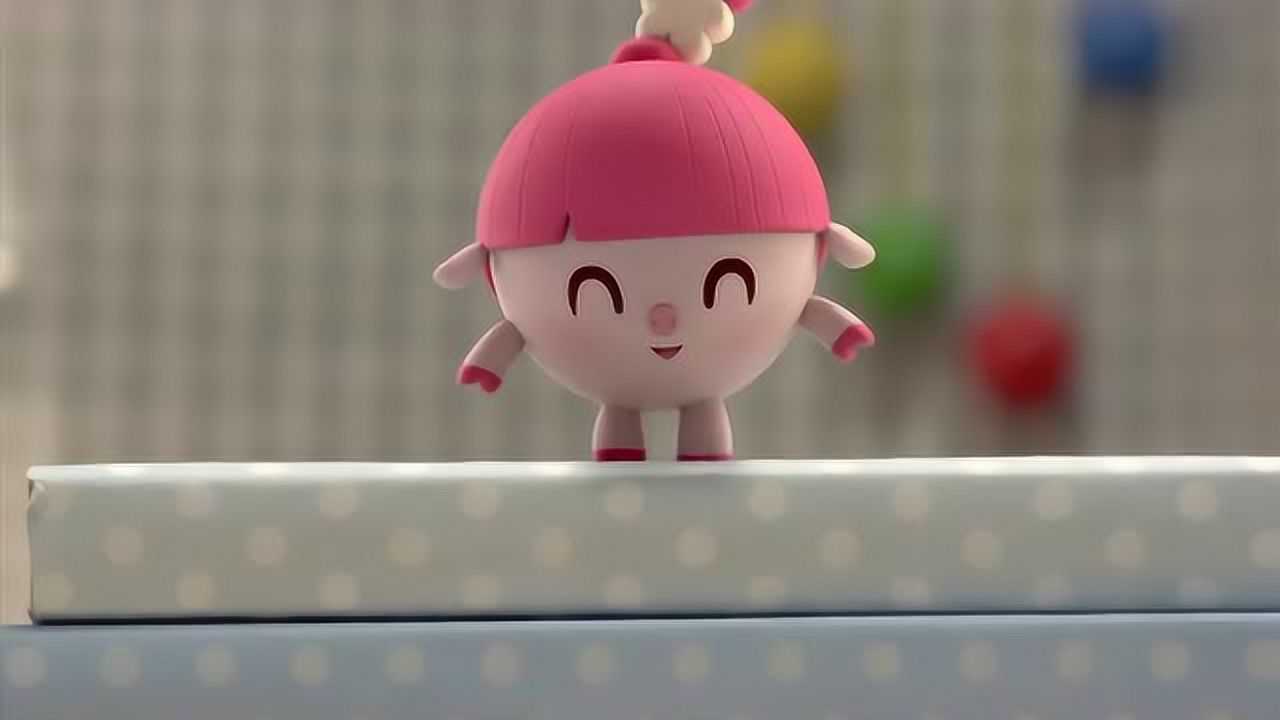 瑞奇宝宝妞妞不知道自己坐在枕头上