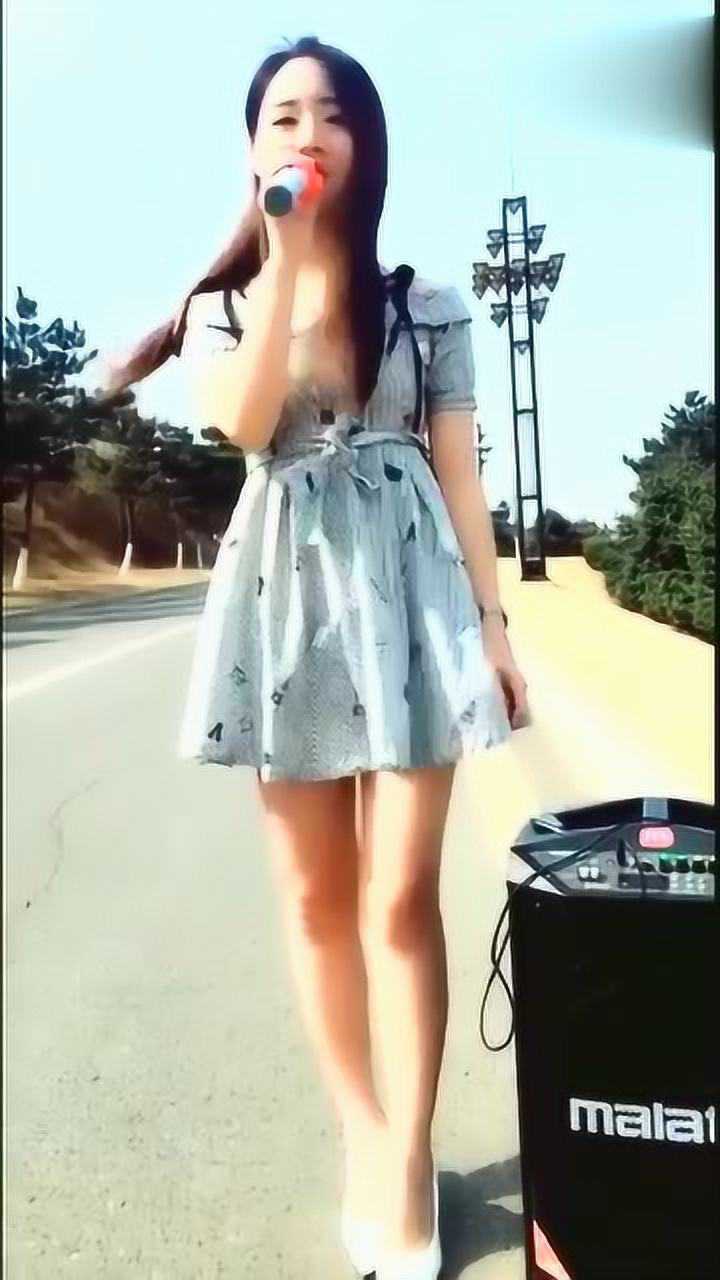 小姐姐，你的裙子被风吹起来了！_高清