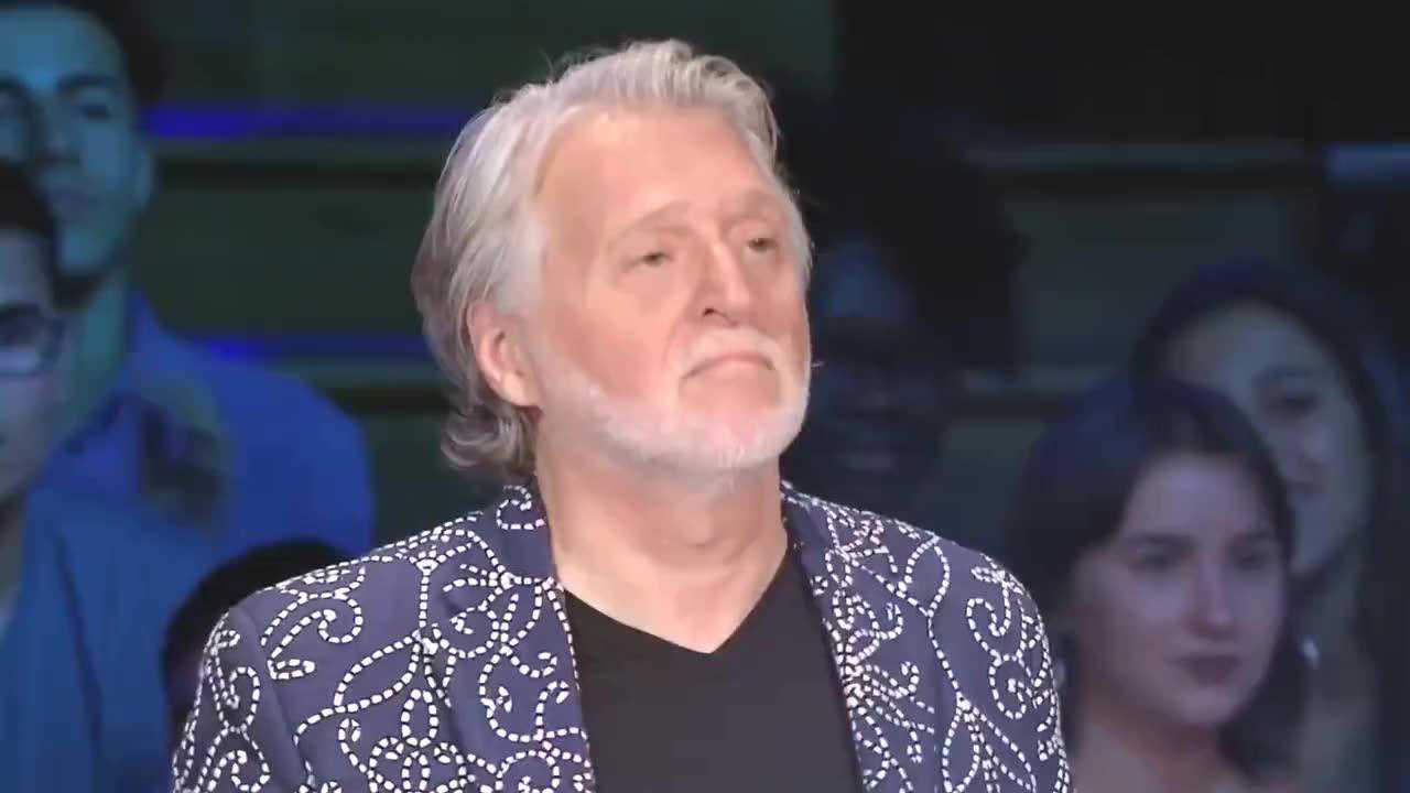 小伙子吐烟圈上达人秀台下一片欢呼这技能厉害啊