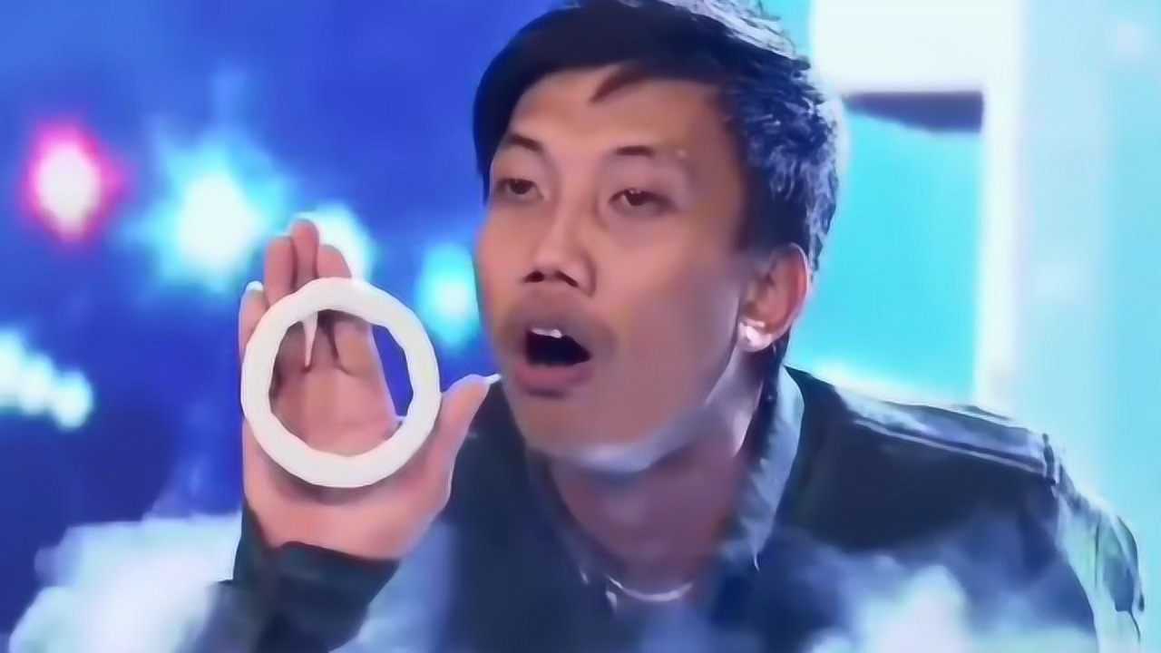 小伙现场表演吐烟圈下一秒评委都忍不住了你是来砸场子的吧