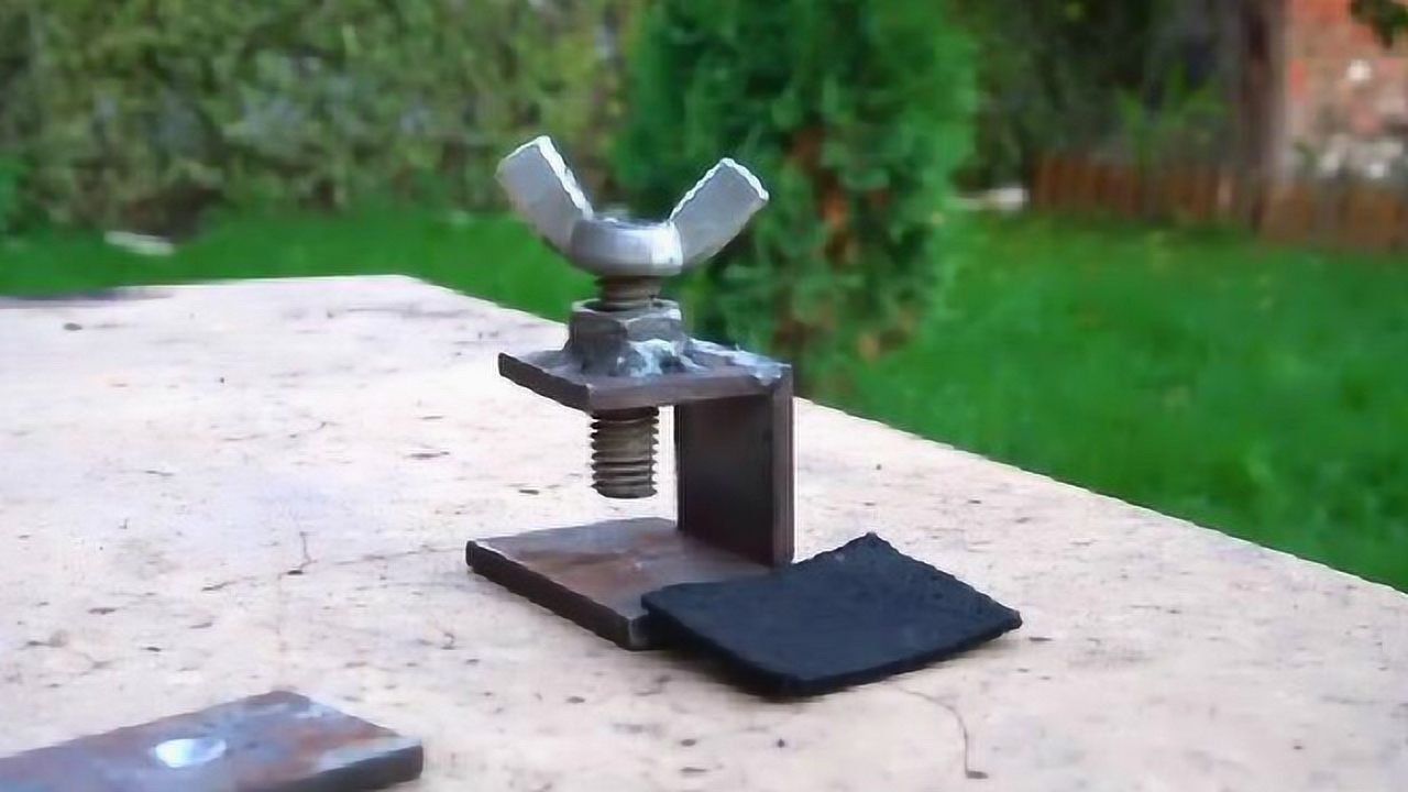 牛人用钢板自制一个小夹钳用来焊接真是太实用了