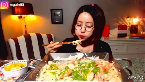 韩国妹子吃扇贝鲍鱼虾面条，大口往嘴里塞，消化真好