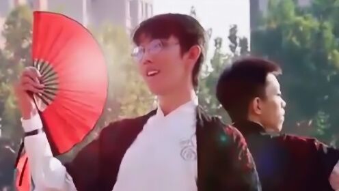 这个男生表情满分！跳起舞来一点也不输旁边学姐 - 腾讯视频