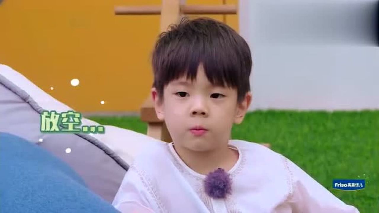 咘咘主动过去找嗯哼嗯哼立马搞怪逗咘咘