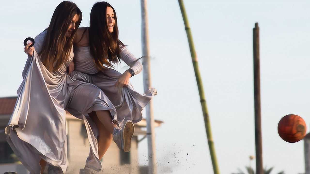 父母为了赚钱不许连体姐妹做分离手术要求她们上街供人参观