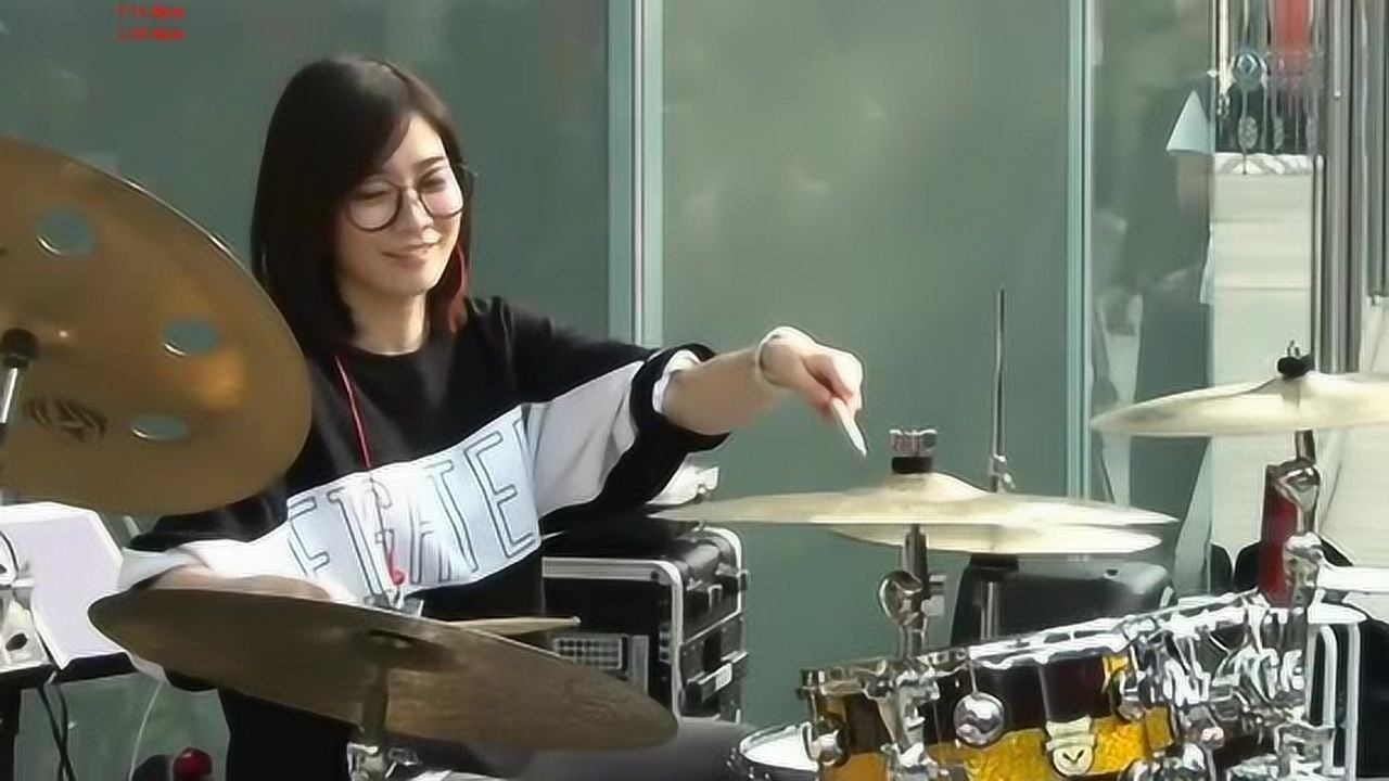 酷酷的架子鼓姐姐