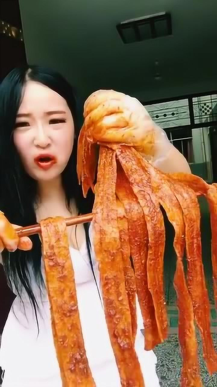 看美女吃辣条真过瘾, 这么多的辣条, 全部吃光了, 真幸福