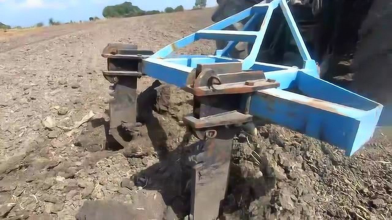 纽荷兰td110拖拉机带两齿深松犁工作