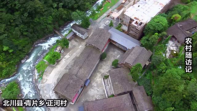 有山有水的一个小山村,村里的建筑全是复古建筑