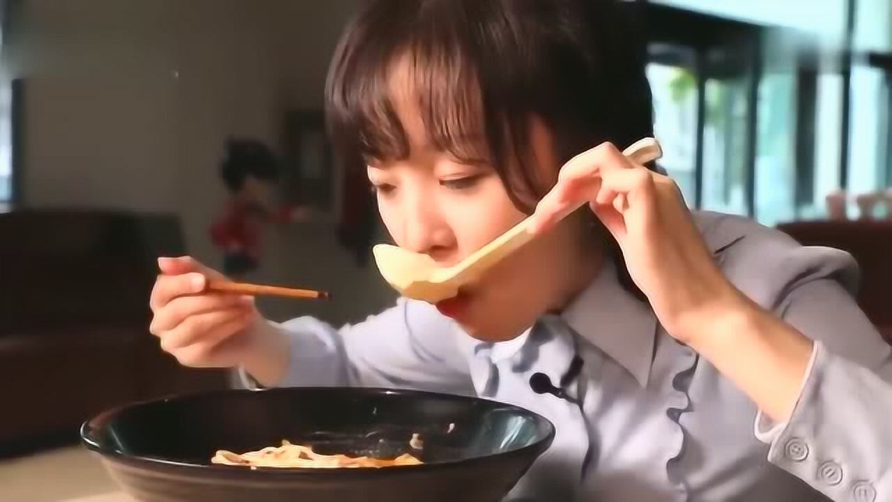 大胃王mini狂吃一碗鱿鱼面暴风吸入超好吃话太多了吧