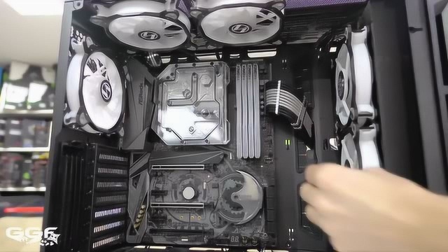 炫酷的LANCOOL迷你小钢炮RGB和乳白色的分体水冷高端游戏主机!