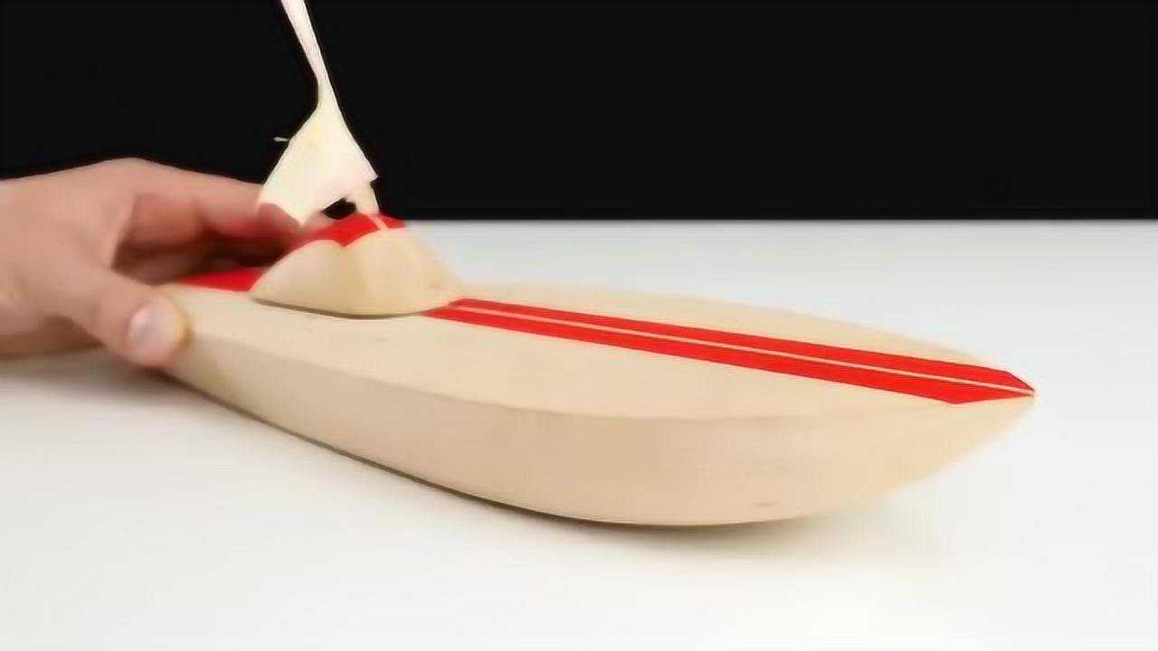 小伙突发奇想用木块自制一个快艇,这设计太有才了