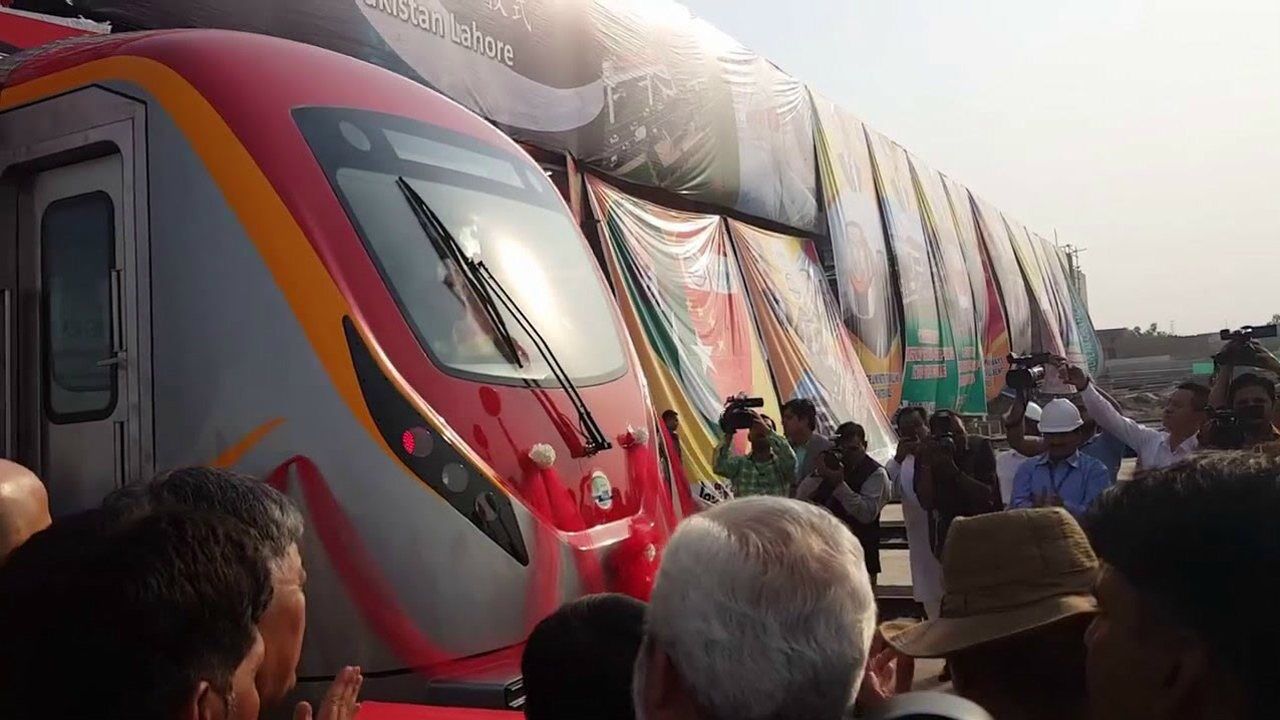 中国27辆高铁驶入巴基斯坦百万巴铁兄弟排队参观为中巴友谊喝彩