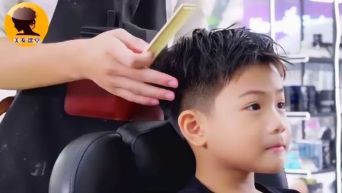 小男孩到美发店指定要剪酷点的发型，把发型师都逗乐了