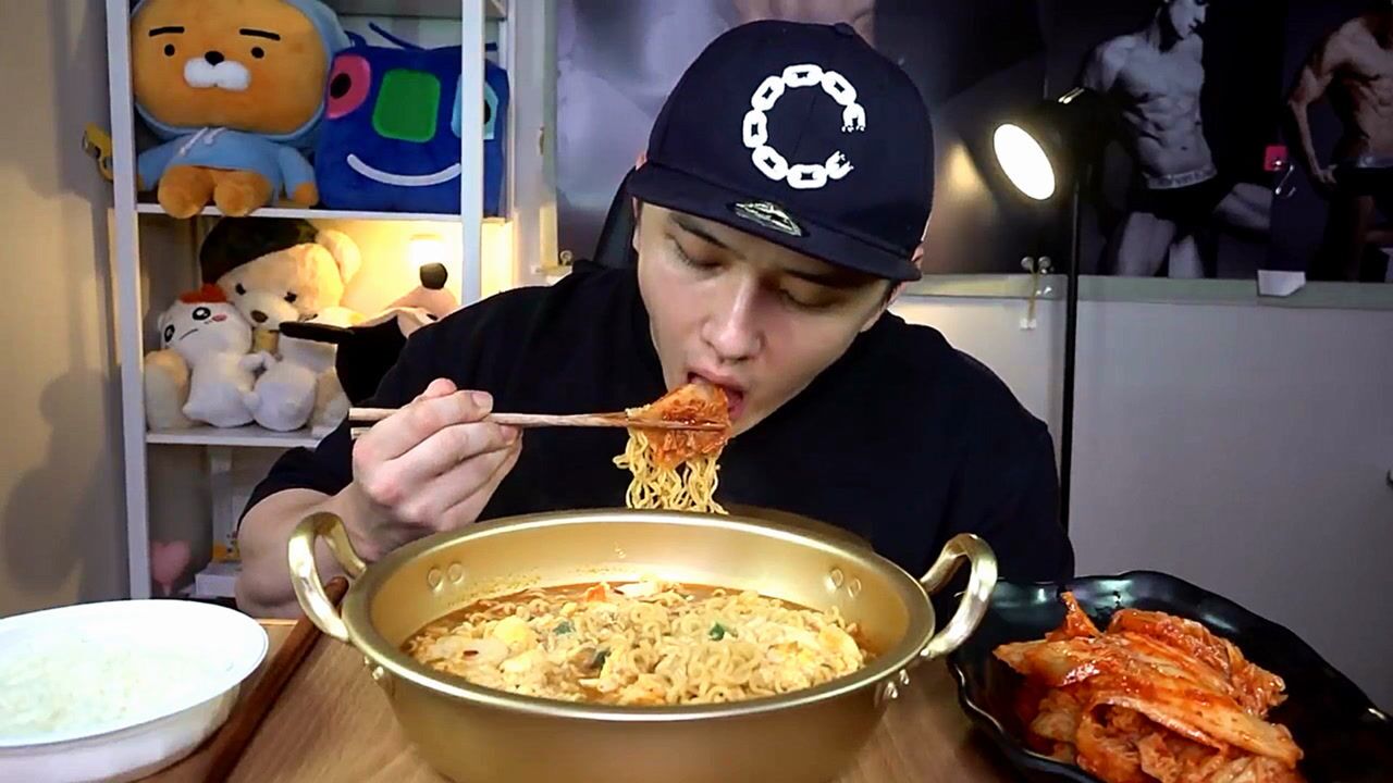 小哥吃一锅鸡蛋煮面,加上泡菜,直接用锅盖吃
